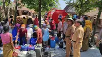 Potret warga di Kabupaten Pati mengantre untuk mendapatkan air bersih.&nbsp;Dampak kekeringan mulai dirasakan ribuan warga desa di Kabupaten Pati. Sebanyak 147 desa diprediksi kekeringan, akibat kemarau panjang yang mulai terjadi sejak Juli tahun ini. (Liputan6.com/ Ahmad Adirin)
