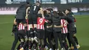 Pemain Athletic Bilbao merayakan keberhasilan tembus ke final Piala Super Spanyol usai mengalahkan Real Madrid 2-1 di Estadio La Rosaleda, Jumat (15/1/2021). Athletic Bilbao akan berhadapan dengan Barcelona di laga final nanti. (AFP/Jorge Guerrero)