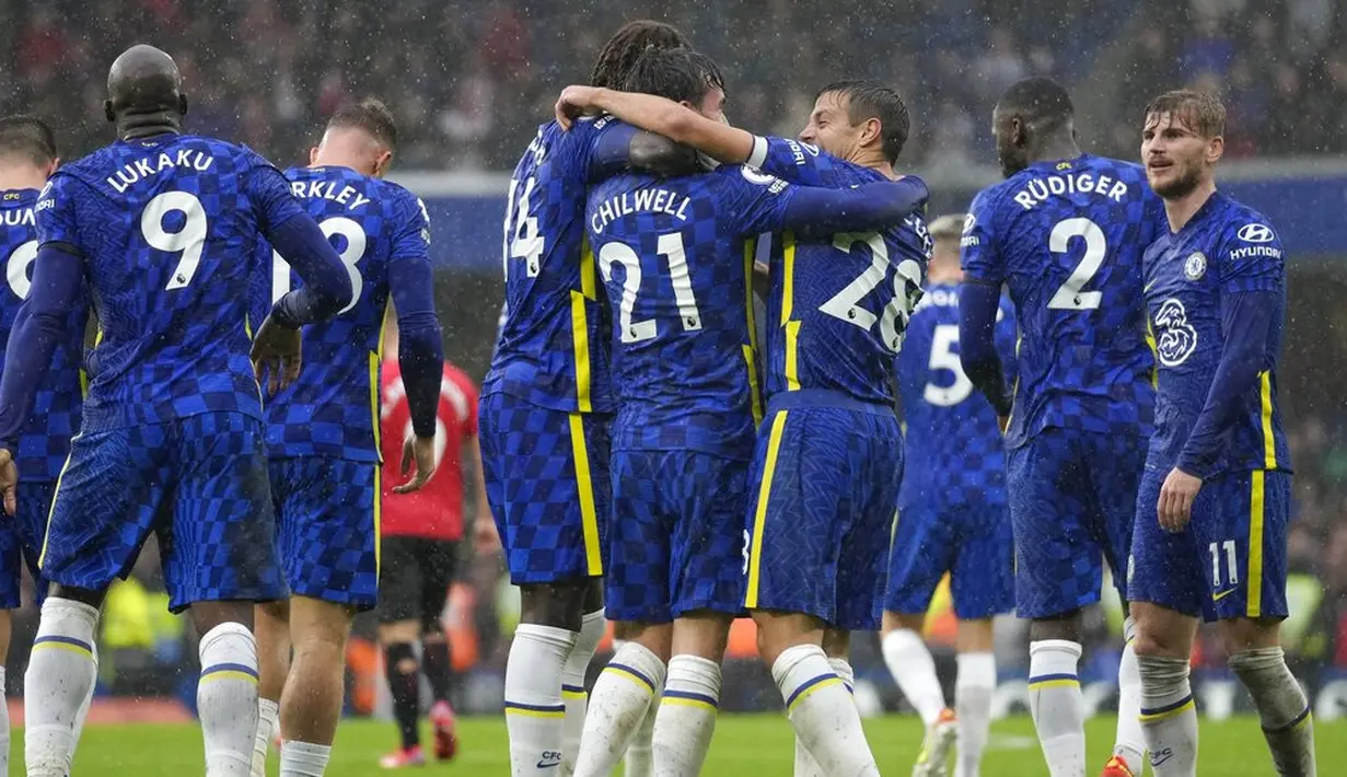Para pemain Chelsea merayakan gol yang dicetak bek Ben Chilwell ke gawang Southampton pada pertandingan lanjutan Liga Inggris di Stadion Stamford Bridge di London, Sabtu (2/10/2021). Chelsea menang atas Southampton dengan skor 3-1. (AP Photo/Kirsty Wigglesworth)