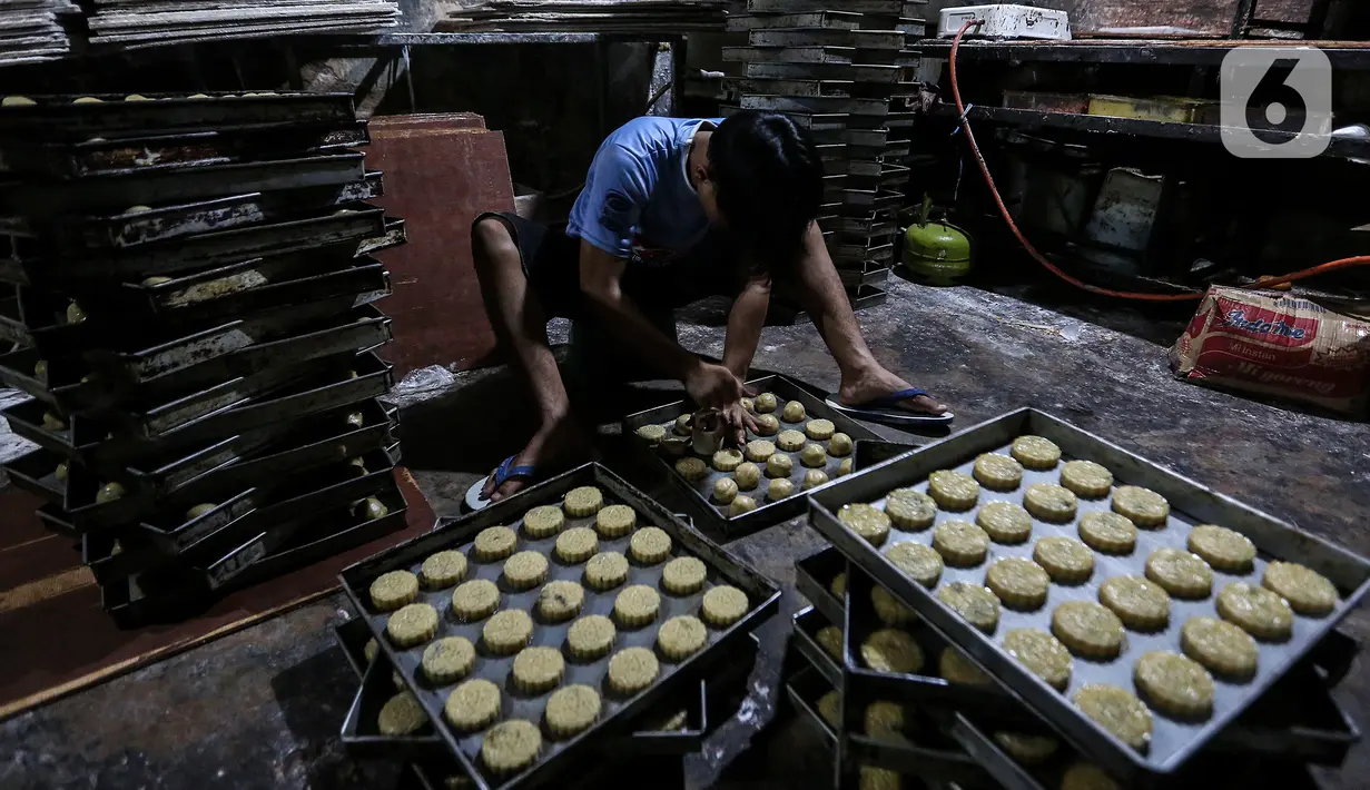 Pekerja UMKM melakukan pembuatan kue di Tanah Kusir, Jakarta, Rabu (13/1/2021).  Pembiayaan KUMKM, penempatan dana di perbankan, penjaminan loss limit, cadangan pembiayaan PEN. (Liputan6.com/Johan Tallo)