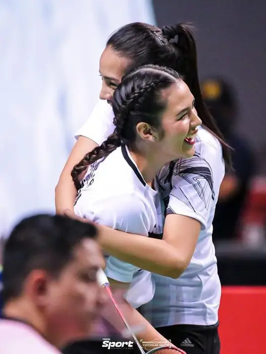 <p>Dalam pertandingan Tepok Bulu 2022, Raisa dan Anya tampil menawan dengan gaya rambut masing-masing. Raisa memilih untuk menata kepang, sementara Anya mengikat gaya kuncir kuda. (Instagram/anyageraldine)</p>