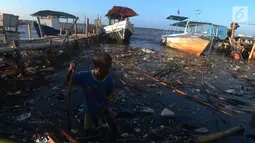 Seorang anak bermain di pinggir laut Muara Angke,Jakarta, Selasa (3/7). Kurangnya pengawasan dari orangtua membuat anak bermain di lokasi berbahaya dan menjadi salah satu faktor tingginya kejahatan pada anak.(Merdeka.com/Imam Buhori)