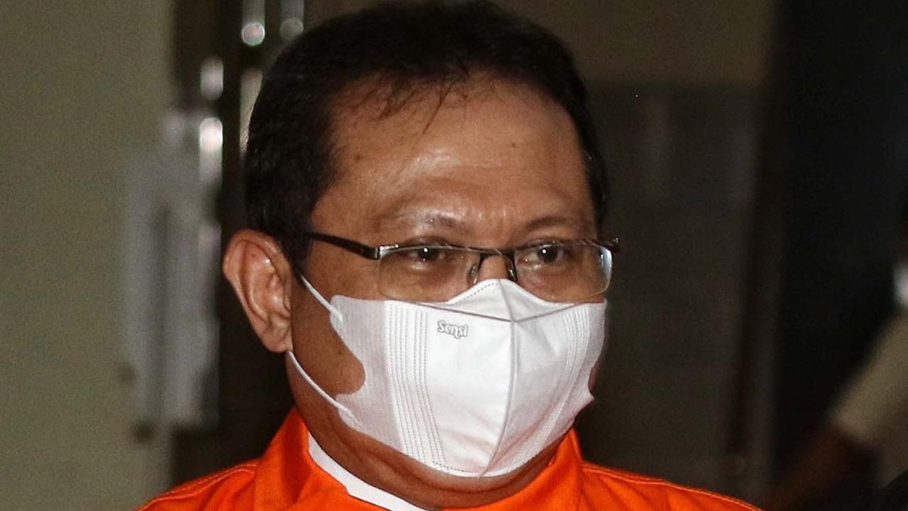 FOTO: Sorot Mata Eks Sekretaris MA Hasbi Hasan Saat Ditahan KPK