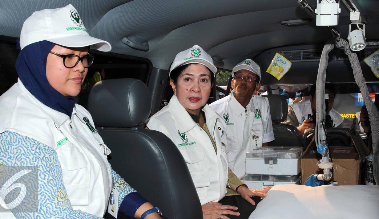 Menkes, Nila F Moeloek berada di dalam ambulans saat Apel Siaga Mudik di Gedung Kemenkes, Jakarta, Selasa (30/6/2015).  Kemenkes juga menyediakan 21 ambulans dan delapan kendaraan khusus. (Liputan6.com/Helmi Afandi)