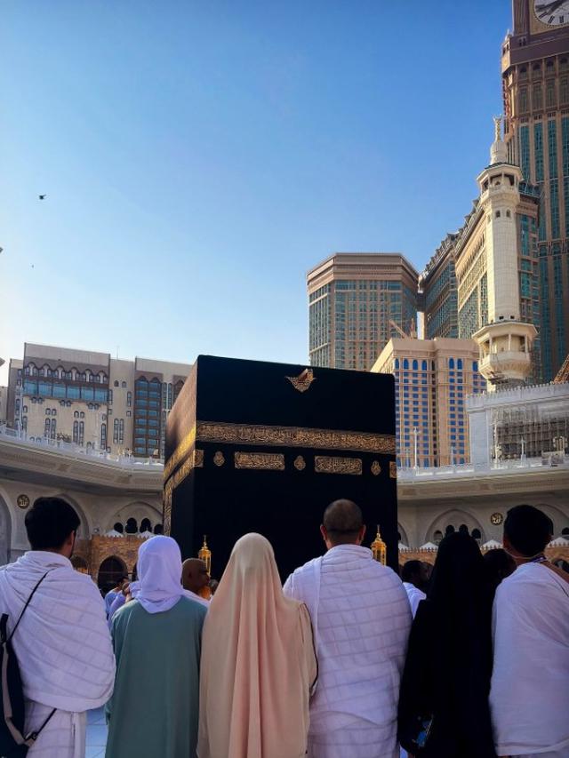 Momen Annisa Trihapsari Umrah Bareng Anak dan Menantu