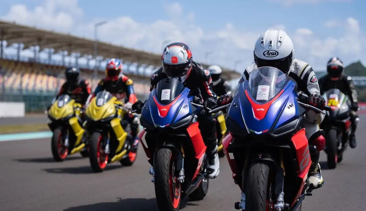 Penampilan suami Donna Agnesia tersebut mencuri perhatian. Melalui akun instagramnya, ia mengungkapkan rasa senang bisa menjajal sirkuit internasional yang biasa digunakan untuk balapan MotoGP. [Instagram/darius_sinathrya]