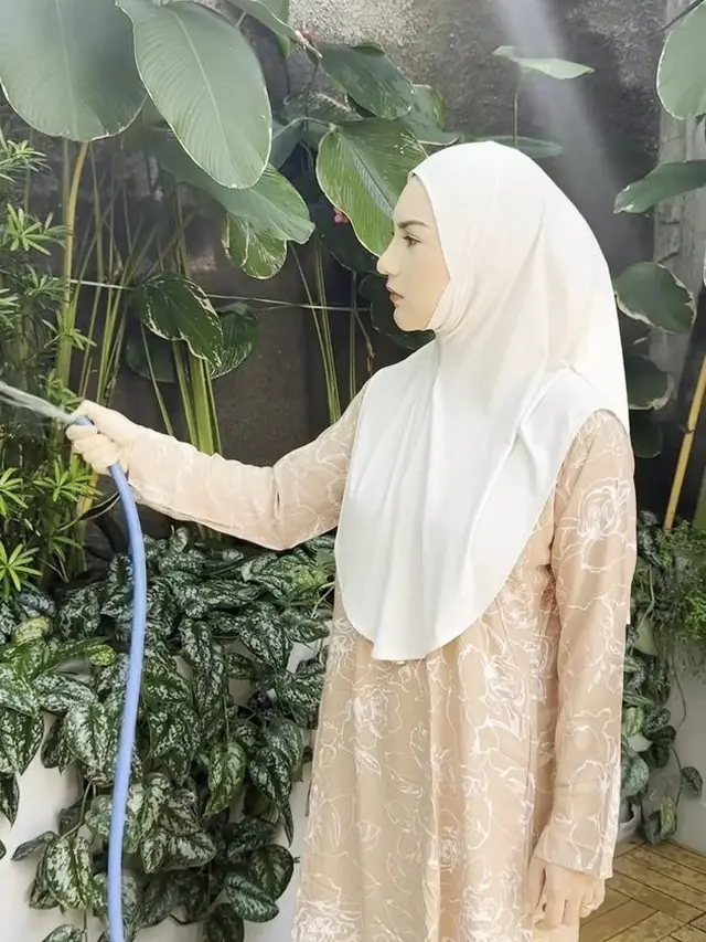 7 Potret Irish Bella Tampil Santai dengan Daster di Rumah, Tetap Menawan