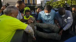 Monumen penjelajah Spanyol Juan Ponce de León dipindahkan ke truk setelah dirusak di Plaza San Jose di San Juan, Puerto Rico, Senin (24/1/2022). Orang tak dikenal menggulingkan patung tersebut menjelang kunjungan Raja Felipe VI ke wilayah Karibia AS di Puerto Rico. (AP Photo/Carlos Giusti)