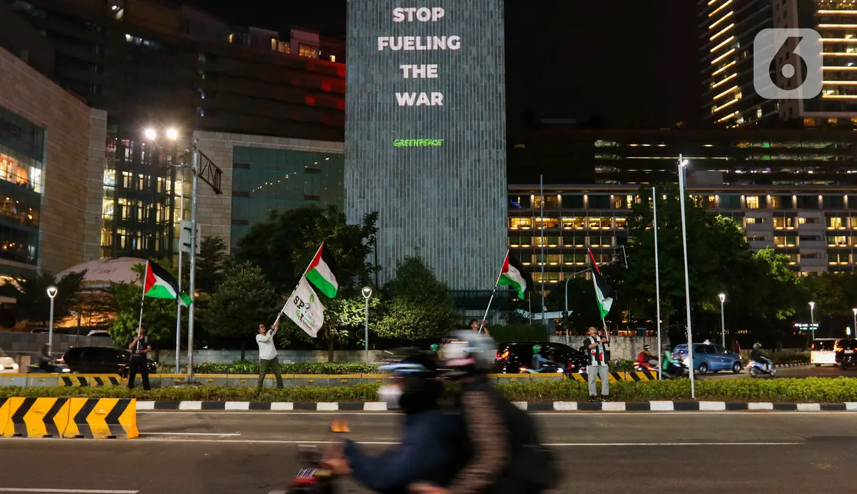 Aktivis Greenpeace Indonesia menggelar aksi solidaritas untuk Palestina di kawasan Bundaran HI, Jakarta, Jumat (3/11/2023). (Liputan6.com/Herman Zakharia)