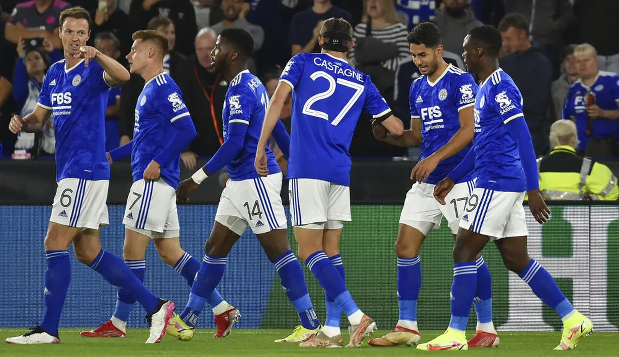 Gelandang Leicester City, Ayoze Perez (kedua kanan) berselebrasi dengan rekan satu timnya setelah mencetak gol ke gawang Napoli pada pertandingan Grup C Liga Europa di Stadion King Power di Leicester, Inggris, Jumat (16/9/2021). Leicester City bermain imbang atas Napoli 2-2. (AP Photo/Rui Vieira)