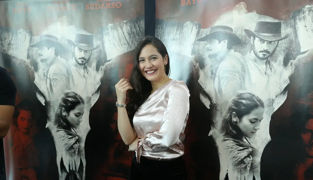 Sedangkan Kiona, keluar dari rutinitas cewek pada umumnya saat itu. Ia jadi perempuan pemberani yang suka hidup dengan alam dan suka main sama kerbau dan suka main panahan. (Daniel Kampua/Bintang.com)