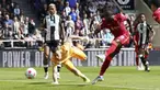 Gawang Newcastle United yang dikawal kiper Martin Dubravka (kiri) bak menjadi sasaran tembak oleh para pemain Liverpool. Dalam statistik, tercatat ada 24 percobaan dimana 10 diantaranya tepat sasaran. Namun, hanya tendangan dari Naby Keita pada menit ke-19 yang berhasil membobol gawang The Magpies. (AP/Jon Super)
