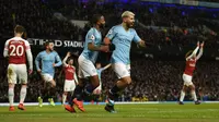 Sergio Aguero berhasil mencetak tiga gol sekaligus membawa Manchester City menang 3-1 atas Arsenal pada laga pekan ke-25 Premier League, di Stadion Etihad, Minggu (3/2/2019). (AFP/Oli Scarff)
