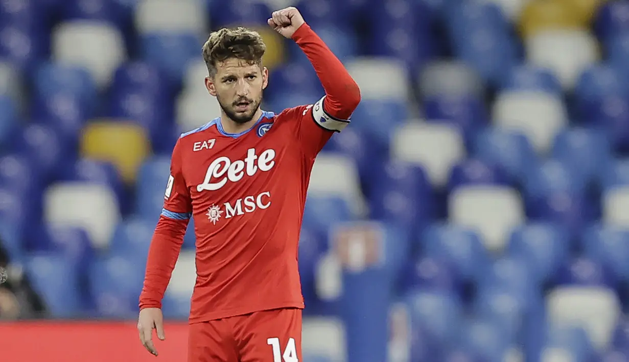 Tak butuh waktu lama untuk Napoli menyamakan skor 1-1. Gol tercipta pada menit ke-44 melalui Dries Mertens yang berhasil memanfaatkan kemelut di muka gawang Fiorentina. (LaPresse via AP/Alessandro Garofalo)