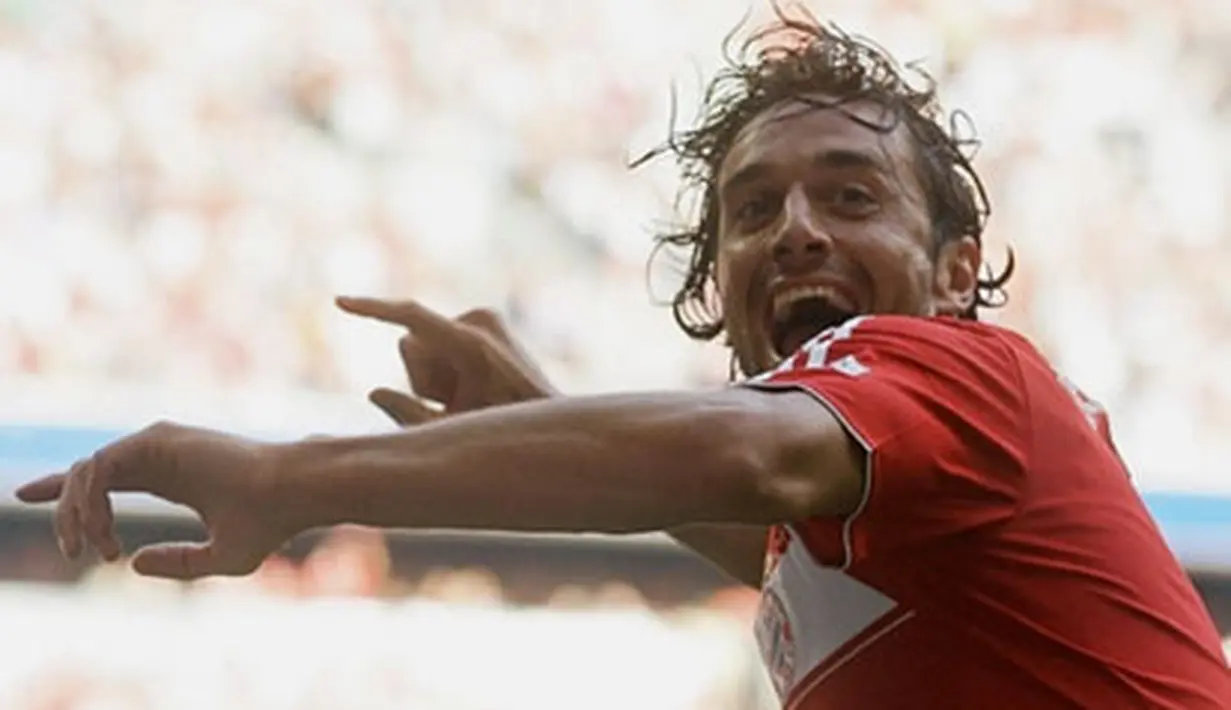 Bayern Munich&#039;s Italian striker Luca Toni celebrates scoring during Bundesliga football match FC Bayern Munich vs Hertha BSC Berlin at the Allianz Arena in the  southern German city of Munich on August 31, 2008. AFP PHOTO/LENNART PREISS