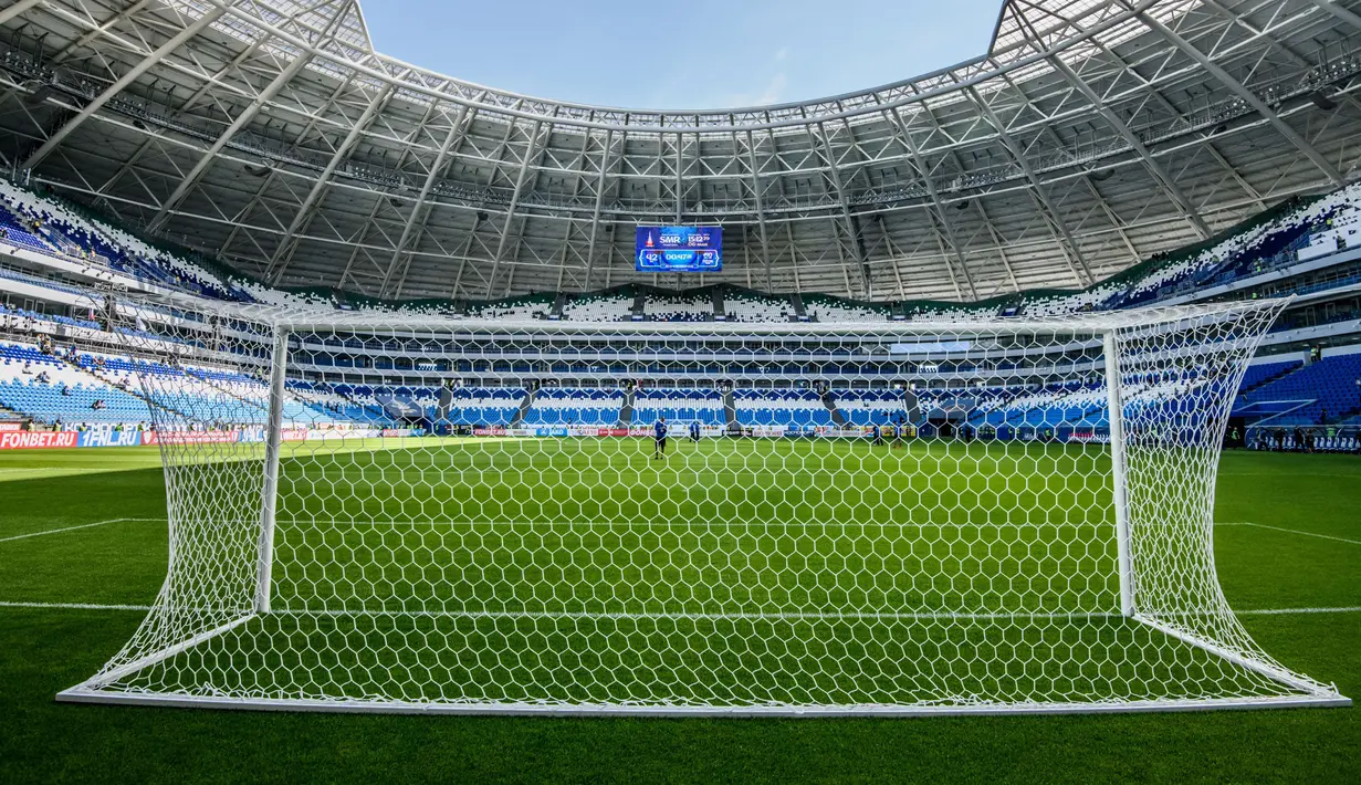 Pemandangan di dalam Samara Arena yang juga dikenal sebagai Kosmos Arena di Rusia, 6 Mei 2018. Stadion yang pembangunannya diperkirakan menelan biaya sekitar Rp 4,2 triliun ini akan menjadi salah satu lokasi gelaran Piala Dunia 2018. (AFP/Mladen ANTONOV)