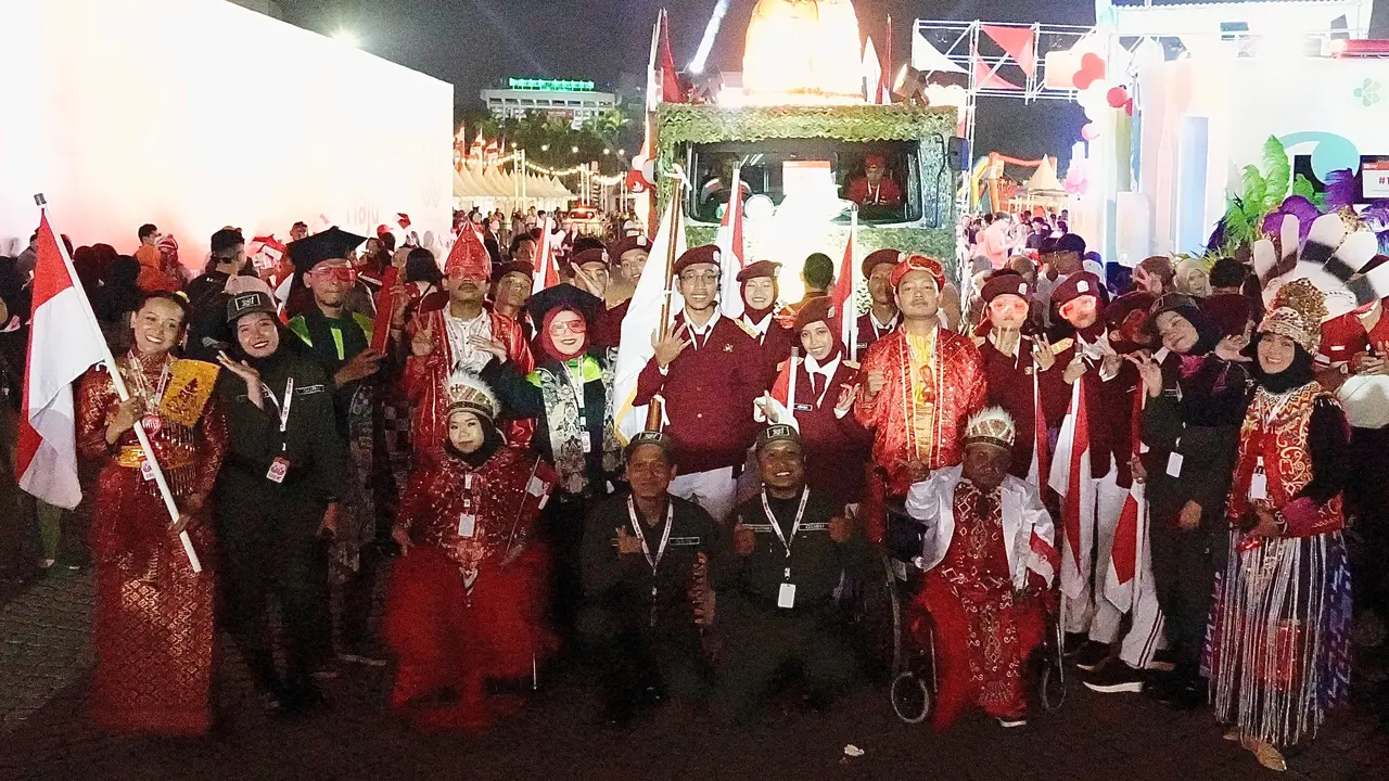 Suasana karnaval peringatan Hari Ulang Tahun ke-80 Republik Indonesia (HUT ke-80 RI) di Monas semakin semarak dengan kehadiran penyandang disabilitas yang ikut berbaur bersama masyarakat.