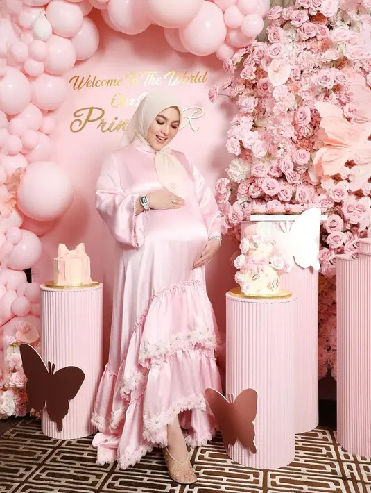 Syahrini baru saja melahirkan anak pertamanya dengan Reino Barack. Di momen ulang tahunnya, Syahrini menyambut kelahiran sang bayi mengenakan dress pink satin yang cantik, dengan aksen tingkat di bagian bawah roknya. [Foto: Instagram/princessyahrini]