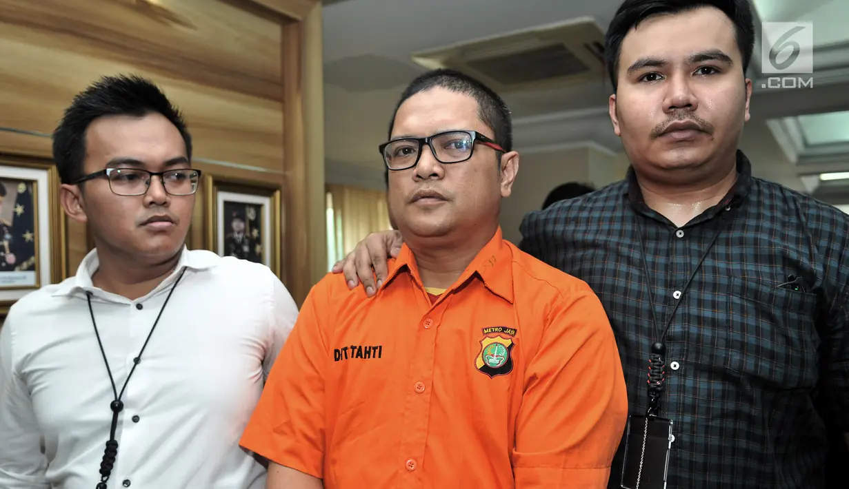 Tersangka ISP dihadirkan saat rilis kasus penipuan di Jakarta, Senin (28/1). Subdit Cyber Crime Ditreskrimsus Polda Metro Jaya mengungkap kasus penipuan yang memakan 14 korban dengan modus menjanjikan pinjaman uang. (Merdeka.com/Iqbal S. Nugroho)
