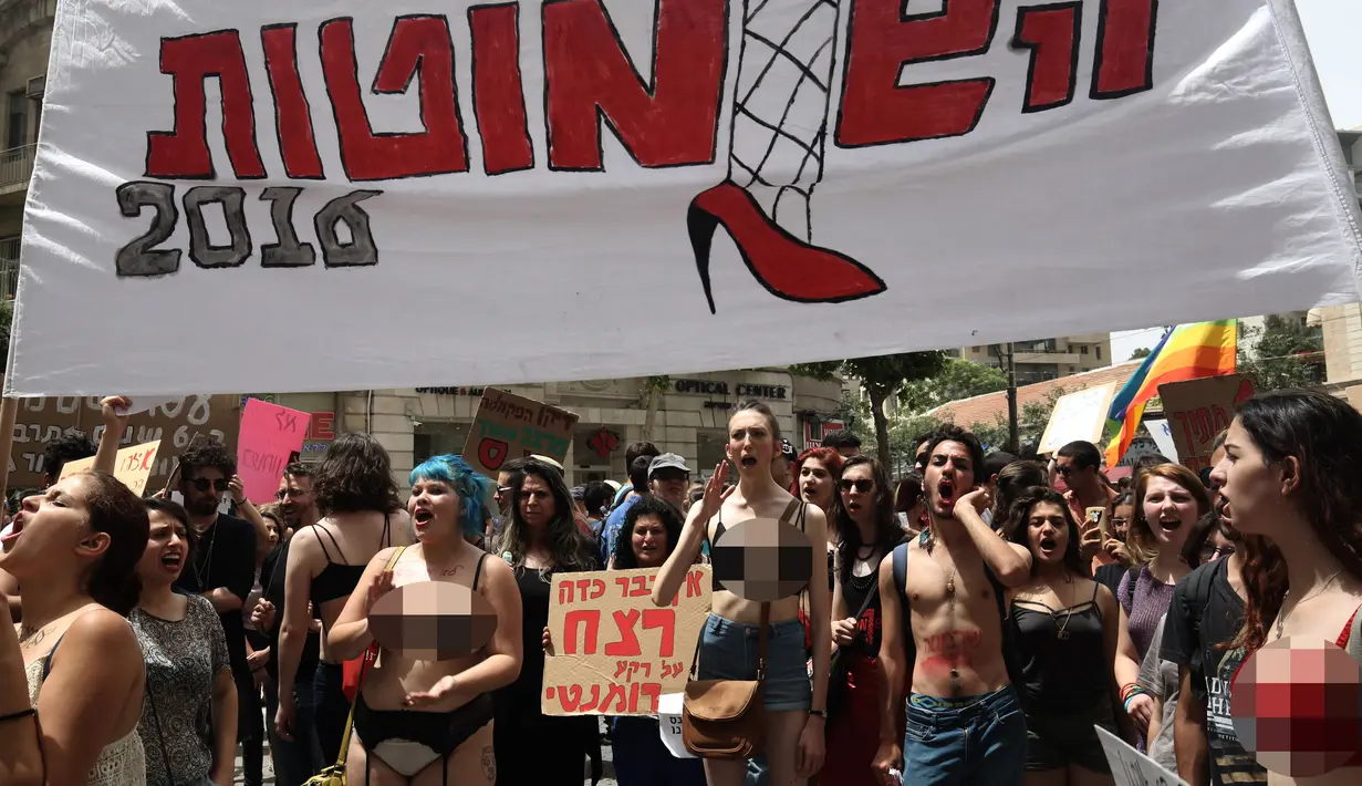 Aktivis membawa spanduk saat menggelar aksi mengecam kekerasan seksual di Yerusalem, Israel (13/5). Aksi 'Slutwalk' atau bergaya pelacur ini merupakan tindakan kekerasan seksual yang terjadi pada wanita di Israel. (AFP PHOTO/GALI TIBBON)
