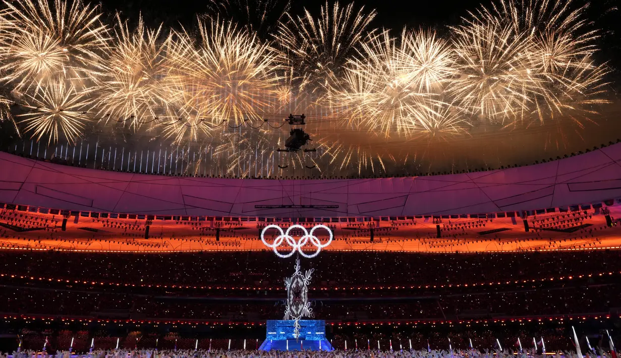 Kembang api meledak saat upacara penutupan Olimpiade Musim Dingin 2022, di Stadion Nasional, Beijing, China, Minggu (20/2/2022). Penutupan Olimpiade Musim Dingin 2022 dihadiri Presiden China, Xi Jinping. (AP Photo/Bernat Armangue)