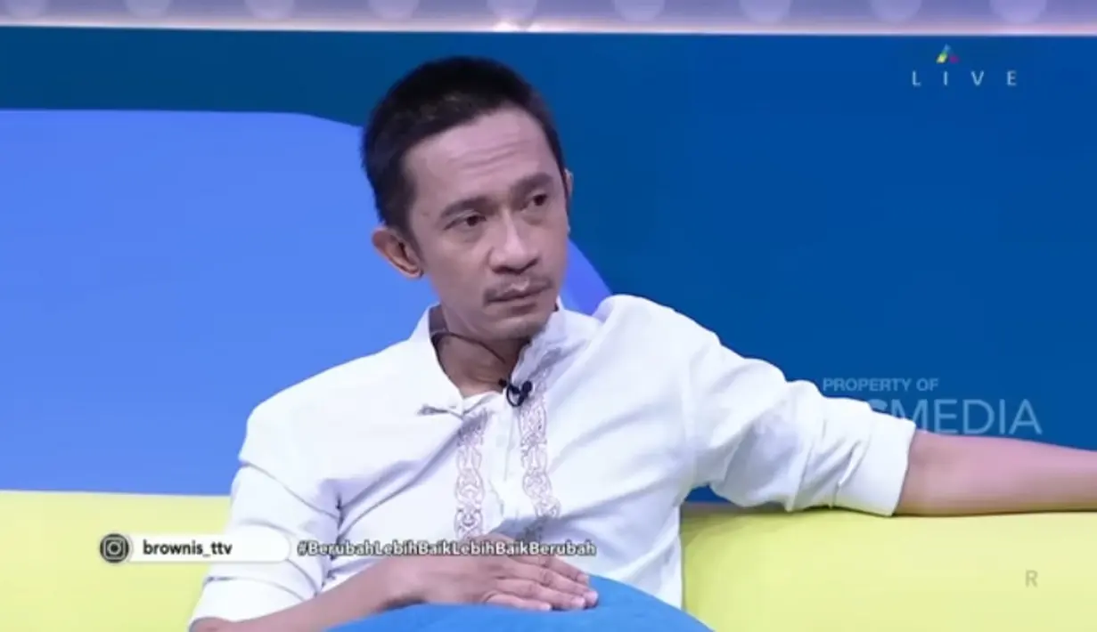 Pemeran kelahiran Jakarta 42 tahun itu mengaku setelah pulang dari liburan di Amerika mulai tampil beda. Yang biasanya tak ada alis, sudah punya alis, kumis mulai tumbuh hingga rambut jenggot mulai tebal. [Youtube/TRANS TV Official]