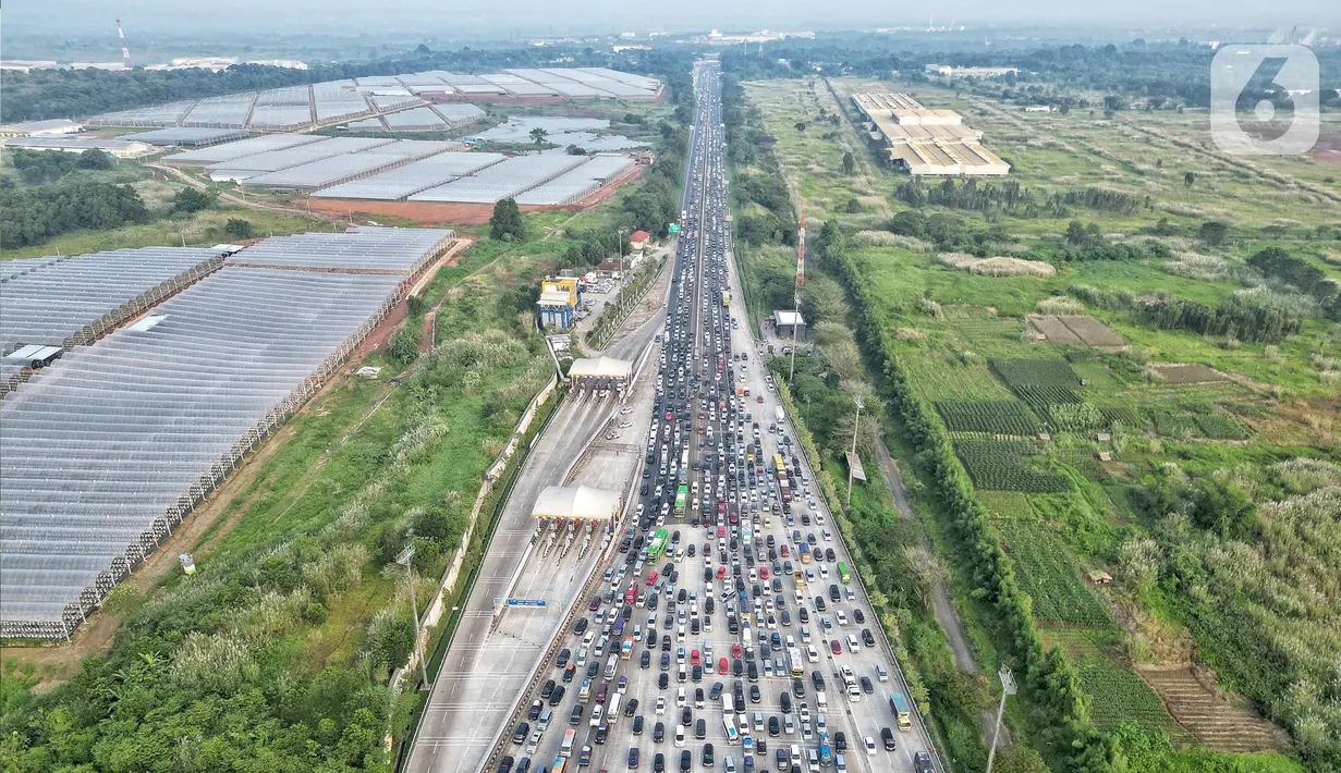 H-3 kendaran para pemudik mulai memadati tol cikampek. (Liputan6.com/Angga Yuniar)