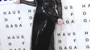 Pemilik nama Stefani Joanne Angelina Germanotta berpose memakai kostum hitam unik dengan hiasan kepala anehnya di 'artRave'  New York, Amerika, (10/11/2013). (Bintang/EPA)