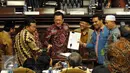 Ketua DPD RI Irman Gusman (kedua kiri) usai menandatangani Tata Tertib DPD RI sesuai dengan keputusan Sidang Paripurna tanggal 15 Januari 2016 saat Rapat Paripurna DPD di Kompleks Parlemen, Jakarta (29/4). (Liputan6.com/Johan Tallo)  