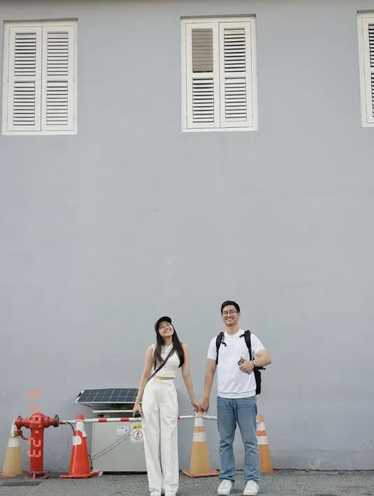 All white, menjadi paduan yang akan hadirkan pesona sempurna pada tampilan.  [Foto: Instagram/  Shasa Zhania]