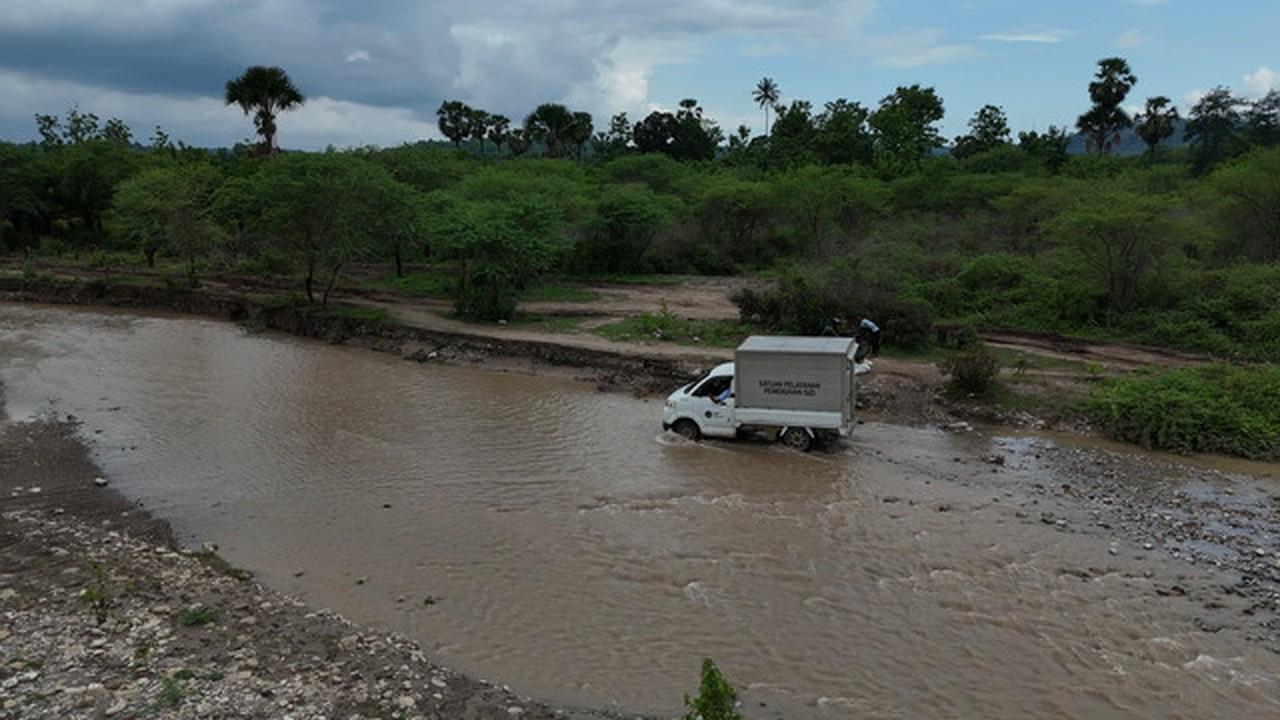 Antar MBG, Petugas SPPG di Pedalaman NTT Hadapi Risiko Menyeberangi Sungai
