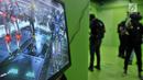 Pengunjung saat bermain Sandbox VR Experience, Jakarta, Rabu (6/3).    Berbeda dengan VR lainnya, Sandbox VR x CoHive mengombinasikan teknologi real time motion capture yang dapat menangkap gerakan pemain secara aktual. (merdeka.com/Iqbal S. Nugroho)
