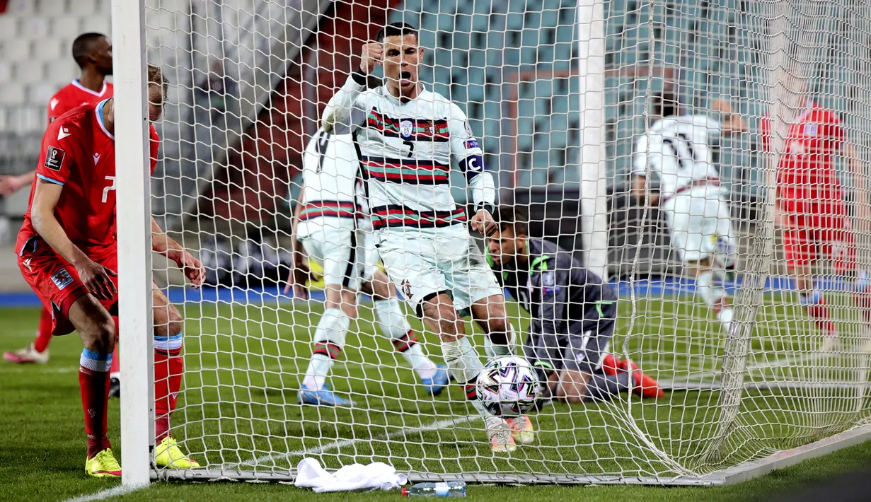 Striker Portugal, Cristiano Ronaldo merayakan gol ketiga Portugal ke gawang Luksemburg yang dicetak gelandang Joao Palhinha dalam laga Kualifikasi Piala Dunia 2022 Zona Eropa Grup A di Josy Barthel Stadium, Luksemburg, Selasa (30/3/2021). Portugal menang 3-1 atas Luksemburg. (AP/Olivier Matthys)