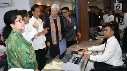 Presiden Joko Widodo saat menemani Managing Director IMF Christine Lagarde melihat fasilitas pelayanan dengan menggunakan Kartu Indonesia Sehat (KIS) untuk kesehatan masyarakat  di RSPP Jakarta, Senin (26/2). (Liputan6.com/Angga Yuniar)