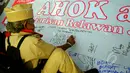 Posko Relawan Pendukung Ahok ramaikan suasana Car Free Day di Bundaran HI, Jakarta, Minggu (15/3/2015). Aksi pengumpulan tanda tangan sebagai bentuk dukungan kepada Gubernur DKI Jakarta memberantas korupsi di DPRD Jakarta. (Liputan6.com/Yoppy Renato)