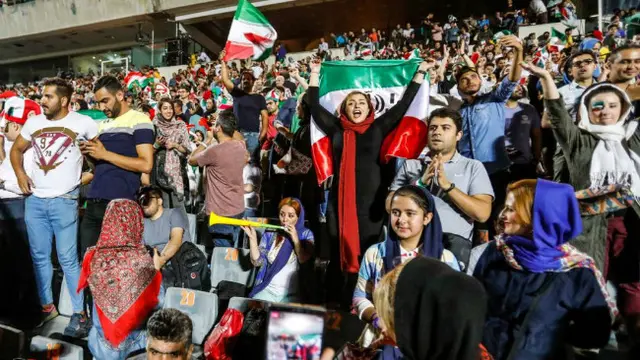 Untuk pertama kalinya setelah 38 tahun Pemerintah Iran memperbolehkan para wanita untuk menonton sepak bola di stadion.