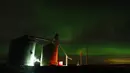 Sebuah aurora borealis, juga dikenal sebagai cahaya utara, terlihat pada langit malam di samping elevator biji-bijian dekat Washtucna, Washington, Amerika Serikat, 26 Februari 2023. Pengamat langit di Amerika Serikat melaporkan pita berwarna-warni menari dari Alaska, Seattle, Michigan, Upstate New York dan sejauh selatan Ohio. (AP Photo/Ted S. Warren)