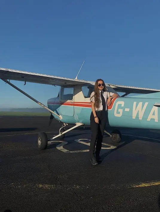 Dalam videonya yang viral, ia menceritakan perjalanannya menonton pertandingan antara Fulham vs Manchester United dengan menaiki pesawat pribadi.  [Foto: Instagram/AbigailMchel]