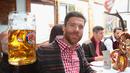 Xabi Alonso memperlihatkan gelas birnya saat di acara Oktoberfest, Jerman, Minggu (5/10/2014)(AFP PHOTO/ALEXANDRA BEIER)