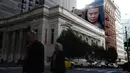 Pemandangan mural dengan gambar aktivis perubahan iklim Greta Thunberg asal Swedia di sebuah gedung di pusat Kota San Francisco, California, 11 November 2019. Mural setinggi 18 meter dan lebar 9 meter itu dibuat seniman jalanan asal Argentina, Andres Petreselli. (Justin Sullivan/Getty Images/AFP)