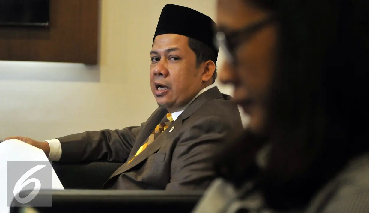 Wakil Ketua DPR Fahri Hamzah saat mengelar jumpa pers terkait proses pengaduannya ke MKD atas tindakan yang dilakukan Petinggi PKS Sohibul iman, Surahman Hidayat dan Hidayat Nur Wahid di Jakarta (29/4). (Liputan6.com/Johan Tallo)