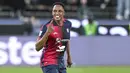 Pemain Cagliari, Yerry Mina, melakukan selebrasi setelah mencetak gol ke gawang Juventus pada laga Liga Italia di Stadion Unipol Domus, Sabtu (20/4/2024). Cagliari bermain sangat baik. Tim tuan rumah memang membutuhkan tiga poin untuk menjauh dari zona degradasi. (Gianluca Zuddas/LaPresse via AP)