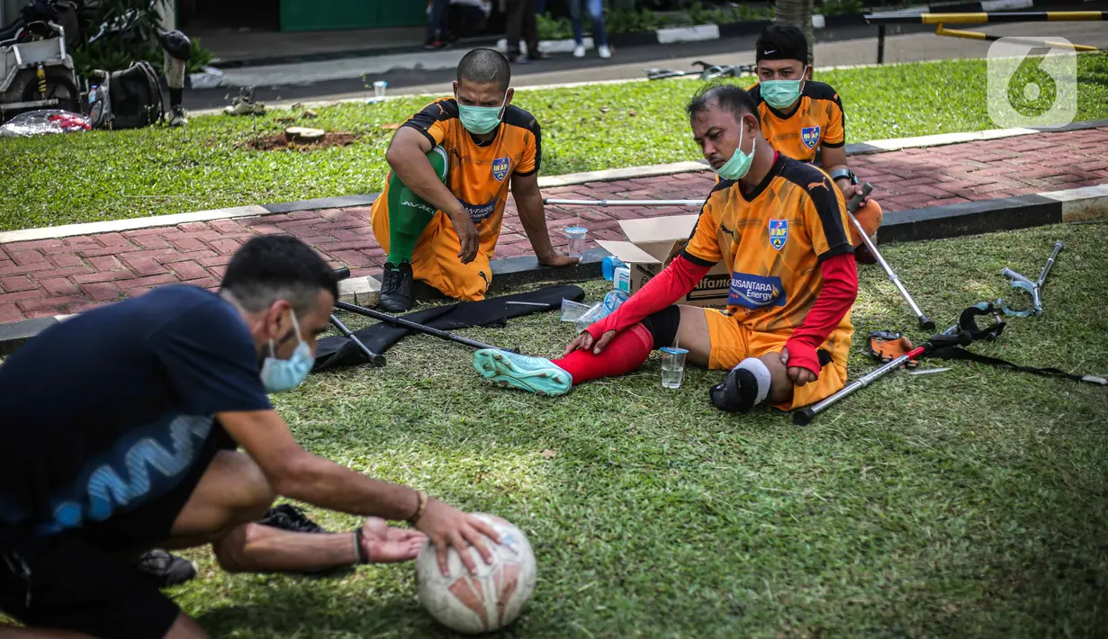 Pelatih dan pemain Tim Macan Amputasian mengenakan masker untuk mencegah penularan COVID-19 saat berlatih di Jakarta, Sabtu (28/11/2020). Latihan tersebut dilakukan dalam rangka persiapan Piala Gubernur DKI tahun 2021 (Liputan6.com/Faizal Fanani)