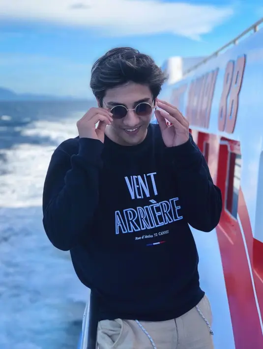 Saat berlibur, aktor ini juga tampil dengan penampilan kece. Ketika berada di atas kapal, ia mengenakan sweater hitam dengan motif tulisan di tengahnya. Apalagi Harris menambahkan aksesoris kacamata yang membuatnya semakin terlihat menawan. (Liputan6.com/IG/@harrisvriza)