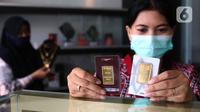 Petugas memperlihatkan emas batangan di Galeri 24 Pegadaian Kota Tangerang, Banten, Kamis (11/6/2020). Harga emas PT Aneka Tambang Tbk (Antam) pada hari ini naik Rp 12.000 menjadi Rp 893 ribu per gram dibanding sebelumnya. (Liputan6.com/Angga Yuniar)