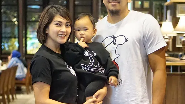 Hilyani Dwiayu Hidranto dan Arki Dikania Wisnu bersama anak (foto: instagram Hilyani Hidranto)