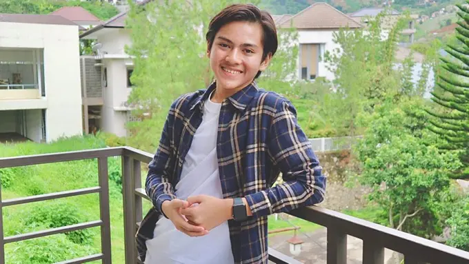 Gaya Kasual Rey Bong, Simpel dan Tetap Keren