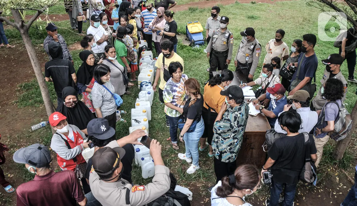 Antrean warga membeli minyak goreng curah saat pendistribusian di Pasar Senen, Jakarta, Kamis (17/3/2022). Dalam pendistribusian ini harga minyak goreng curah dijual Rp 14.500 per kilogram. (merdeka.com/Iqbal S. Nugroho)