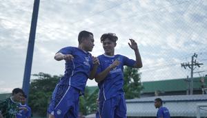 Alfeandra Dewangga (kanan) menjalani sesi latihan di Thailand. (Bola.com/Dok. Persib)