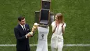 Iker Casillas membawa trofi Piala Dunia 2018 saat upacara pembukaan di Luzhniki stadium, Moskow, Rusia, (14/6/2018). Rusia dan Arab Saudi tampil pada laga pembuka. (AP/Darko Bandic)
